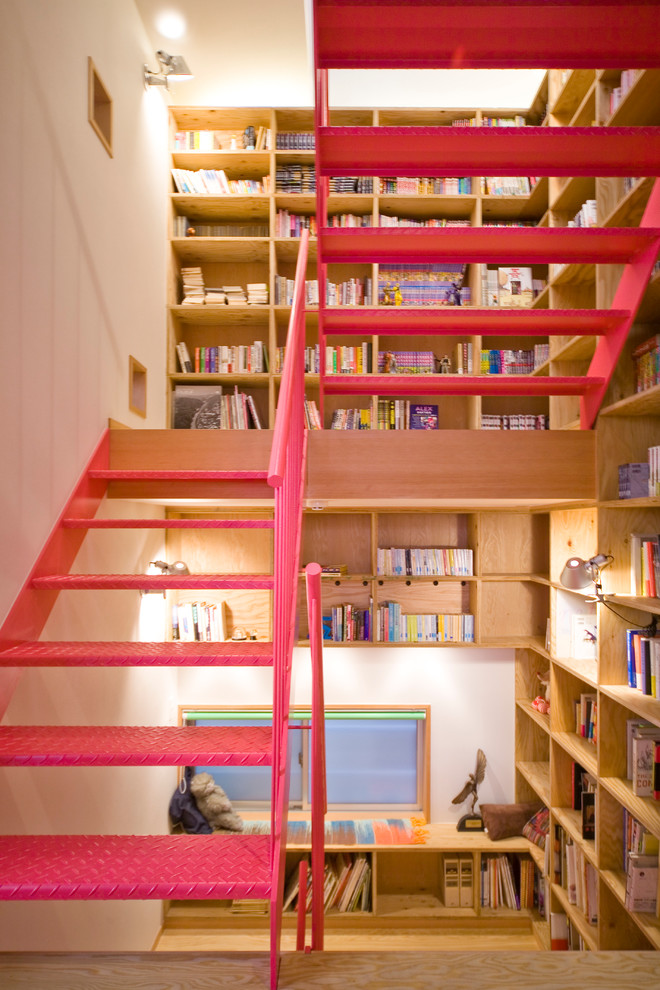 Diseño de escalera recta escandinava de tamaño medio sin contrahuella con escalones de metal