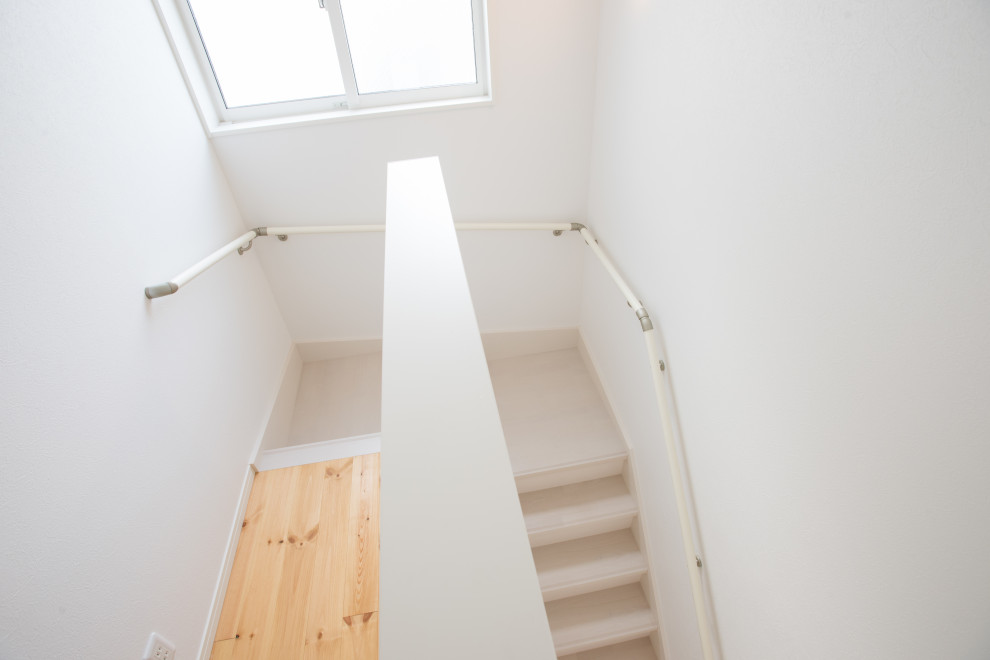 Источник вдохновения для домашнего уюта: п-образная деревянная лестница среднего размера в стиле модернизм с деревянными ступенями, деревянными перилами и обоями на стенах