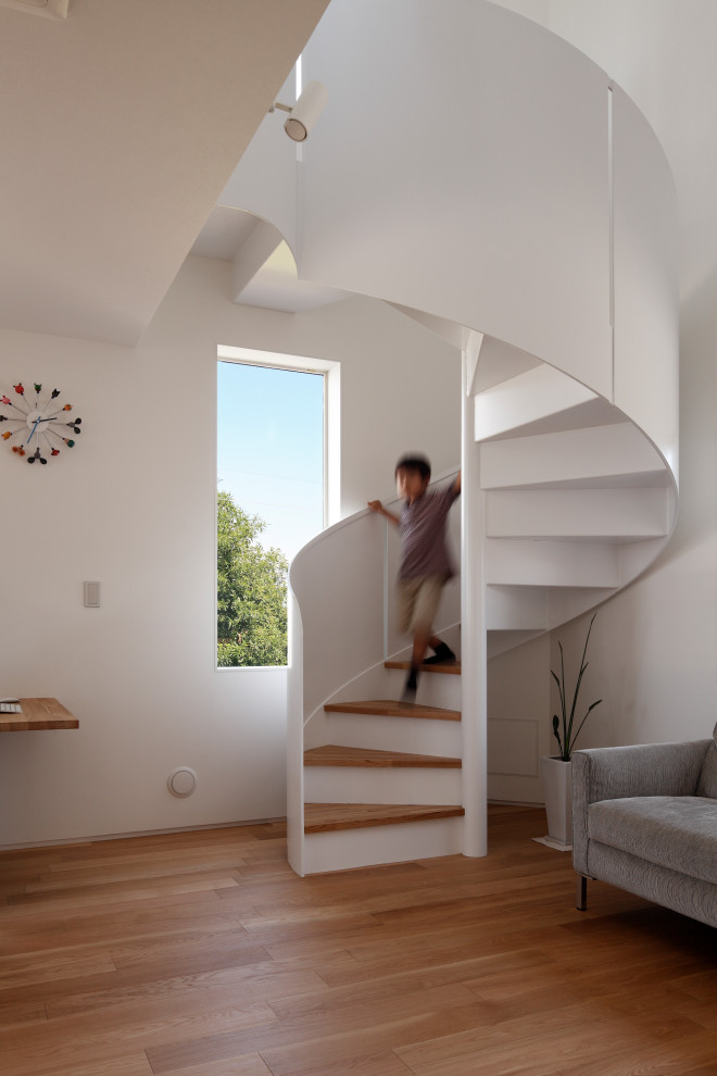 Пример оригинального дизайна: металлическая лестница в современном стиле с деревянными ступенями, металлическими перилами и обоями на стенах