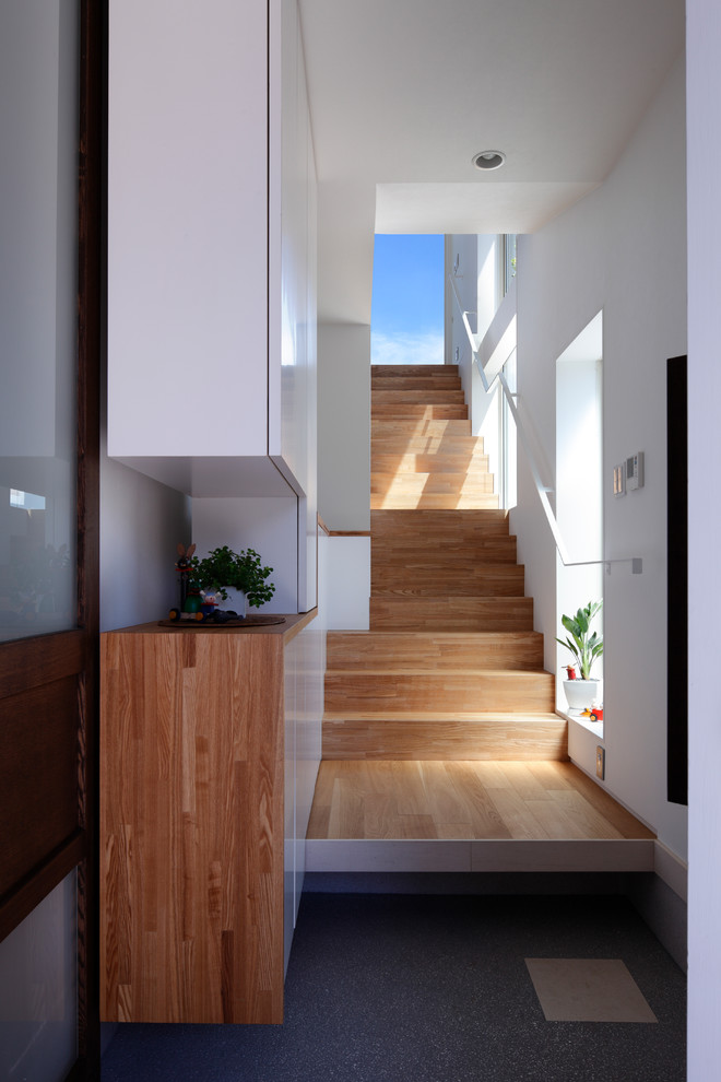 Ejemplo de escalera recta actual de tamaño medio con escalones de madera y contrahuellas de madera