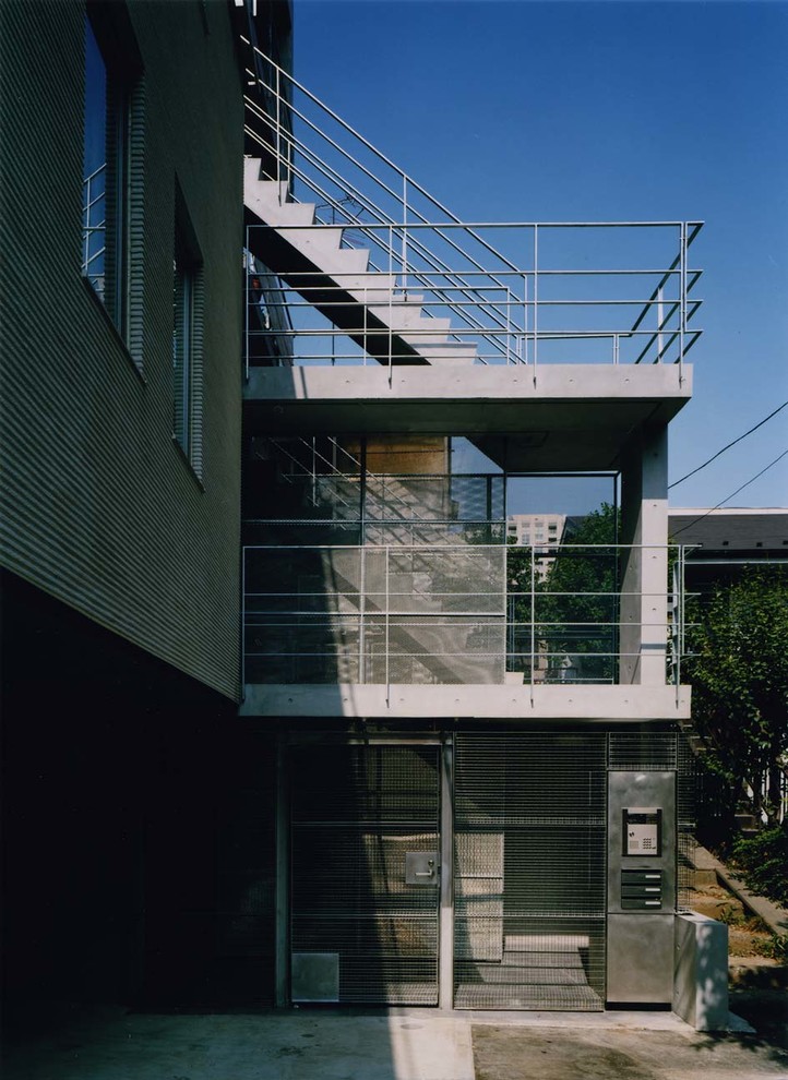 Imagen de escalera recta minimalista grande con escalones de hormigón, contrahuellas de hormigón y barandilla de metal