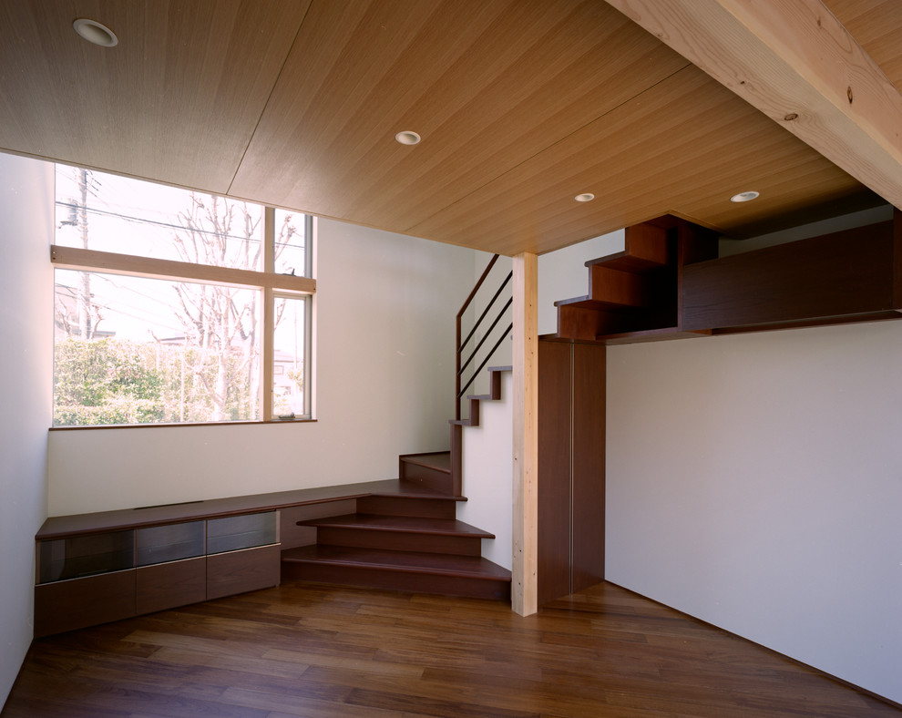 На фото: маленькая п-образная деревянная лестница в стиле модернизм с деревянными ступенями и перилами из смешанных материалов для на участке и в саду