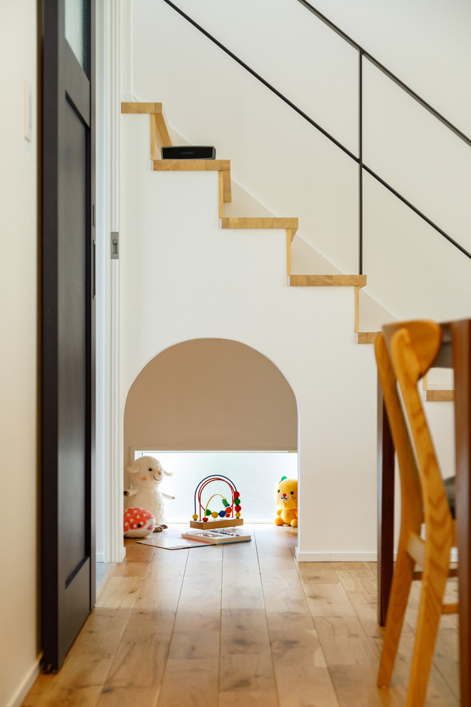 На фото: прямая деревянная лестница среднего размера в скандинавском стиле с деревянными ступенями, металлическими перилами и стенами из вагонки с