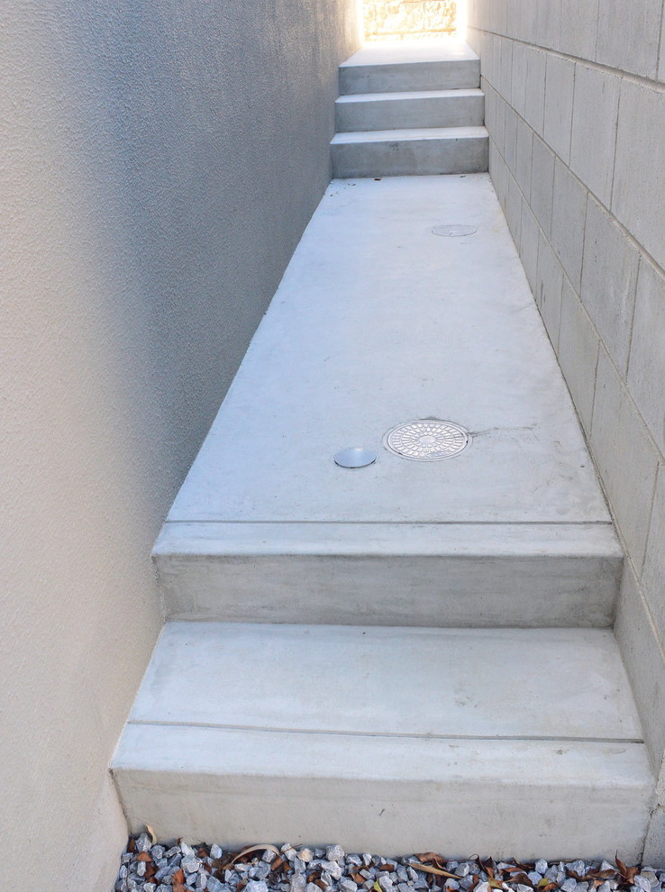 Идея дизайна: прямая бетонная лестница в стиле модернизм с бетонными ступенями