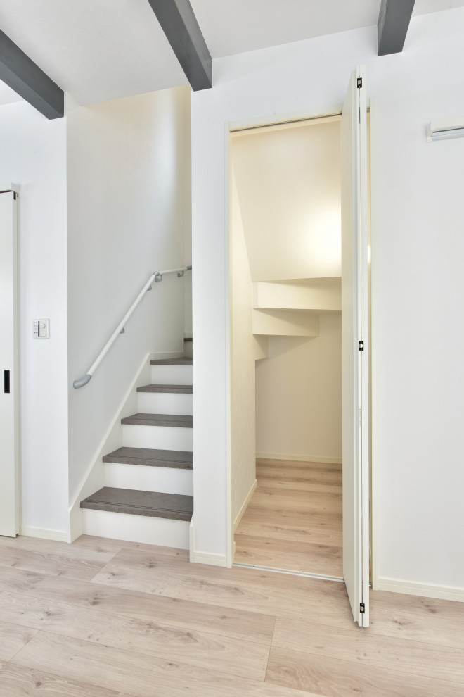 Mittelgroße Moderne Treppe in U-Form mit Holz-Setzstufen und Tapetenwänden in Sonstige