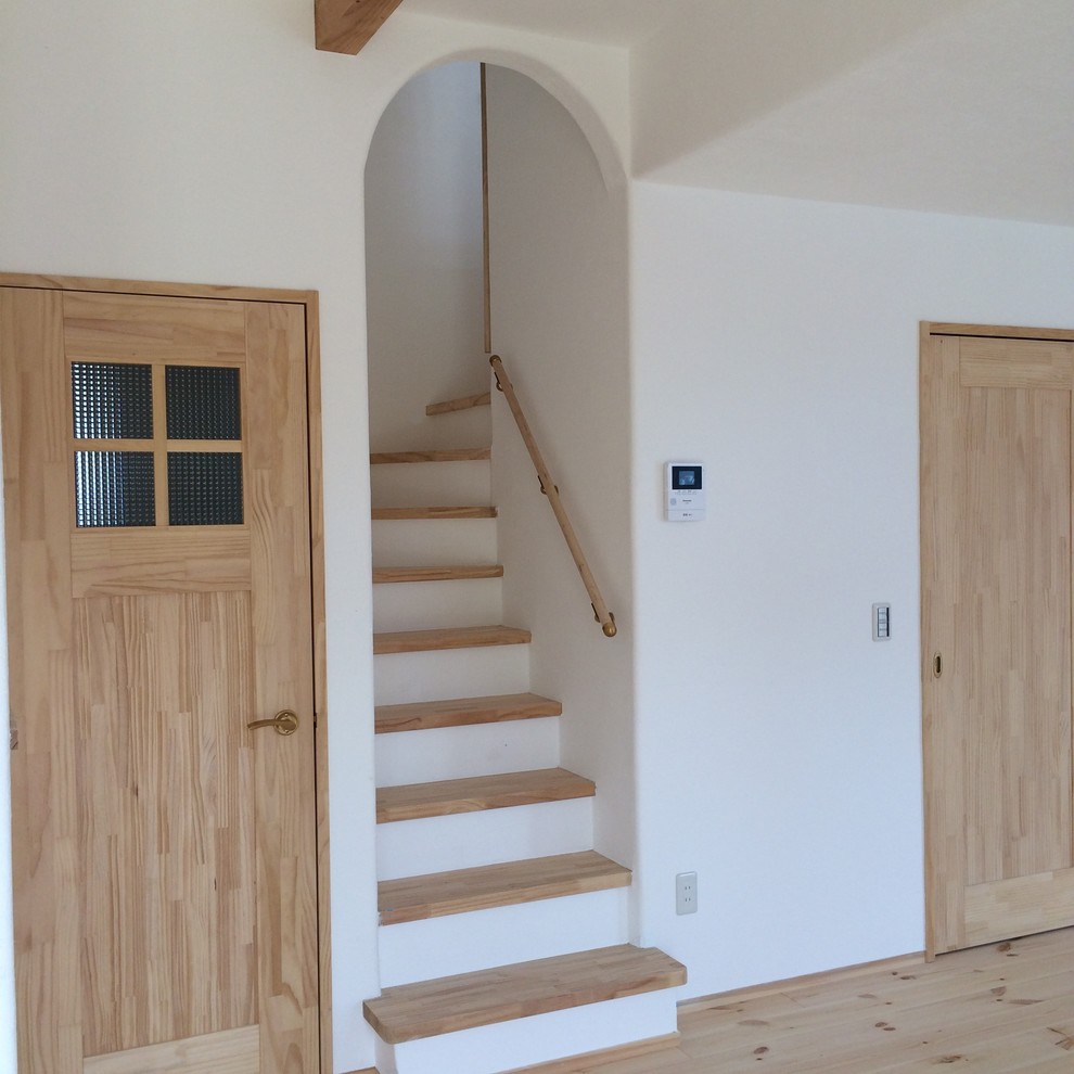 Идея дизайна: п-образная лестница в стиле кантри с деревянными ступенями и деревянными перилами