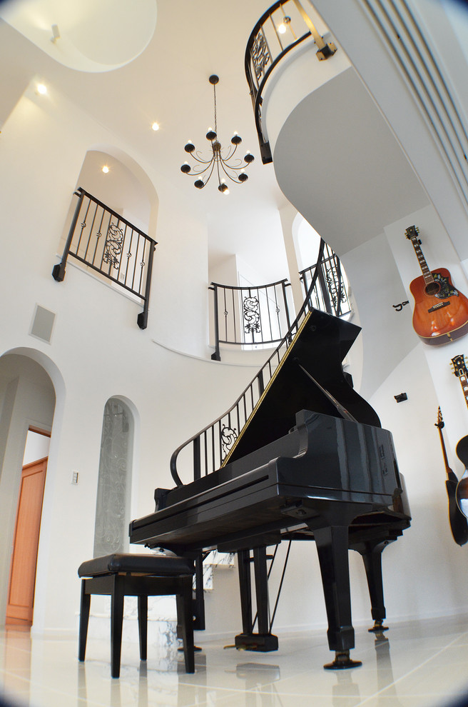 Источник вдохновения для домашнего уюта: лестница в классическом стиле с металлическими перилами