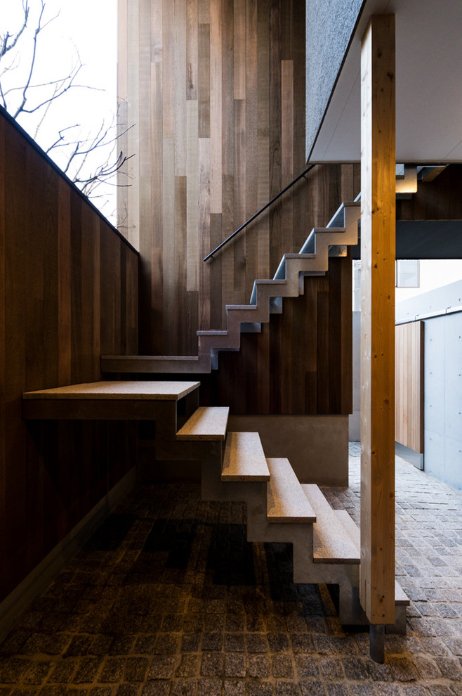 Источник вдохновения для домашнего уюта: п-образная лестница в восточном стиле с бетонными ступенями