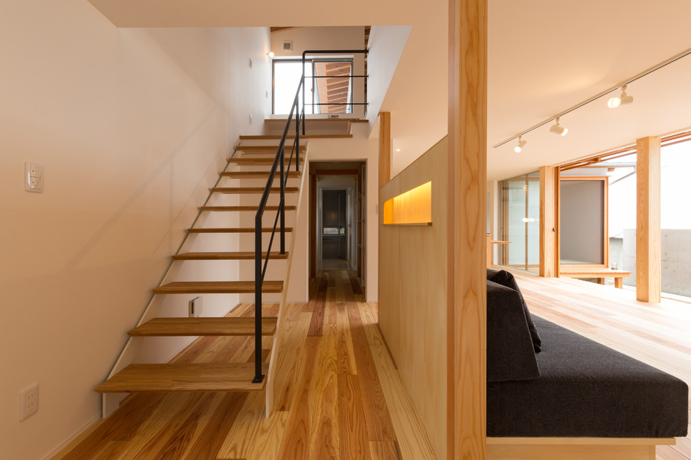 Источник вдохновения для домашнего уюта: прямая лестница в восточном стиле с деревянными ступенями и металлическими перилами без подступенок