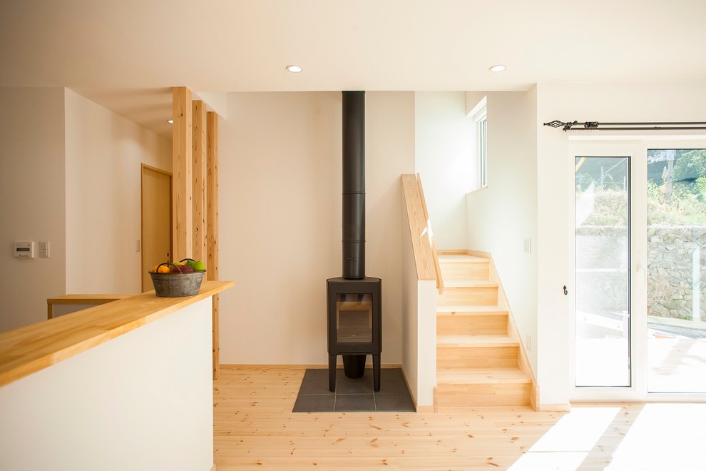 Ejemplo de escalera de estilo de casa de campo pequeña con escalones de madera y contrahuellas de madera