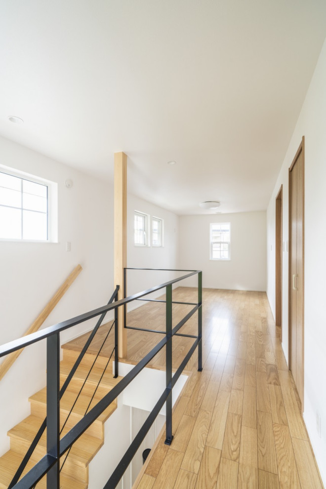 На фото: лестница среднего размера в современном стиле с обоями на стенах с