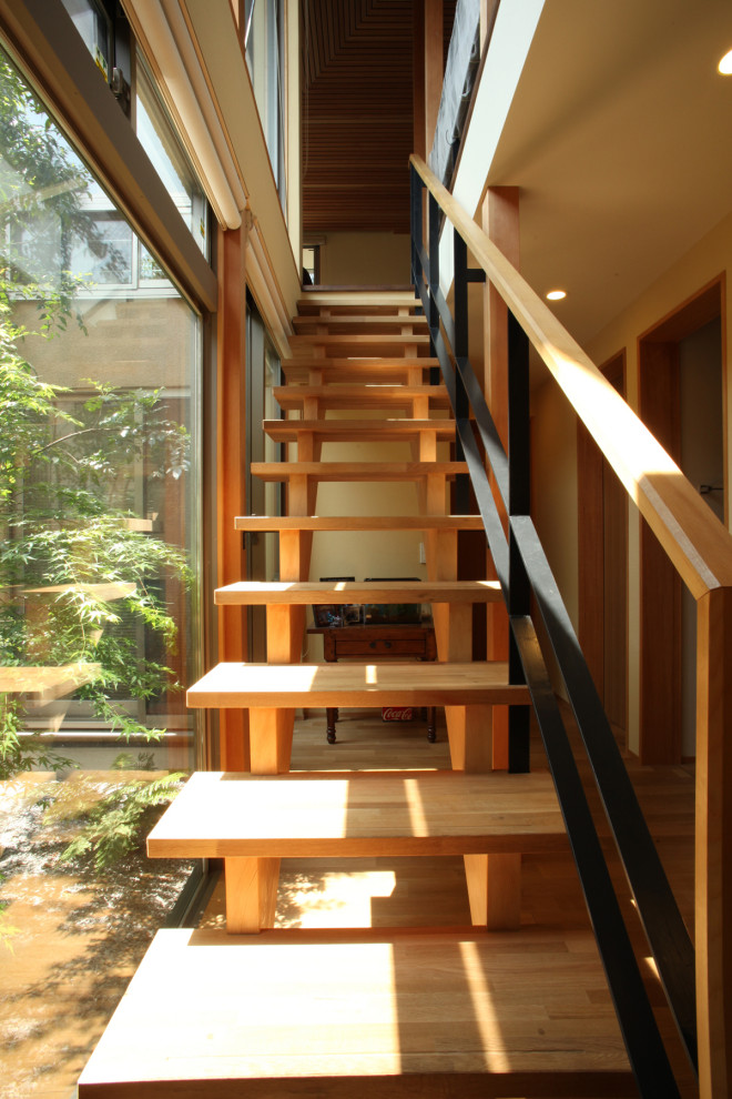 Idéer för mellanstora funkis raka trappor i trä, med öppna sättsteg och räcke i metall