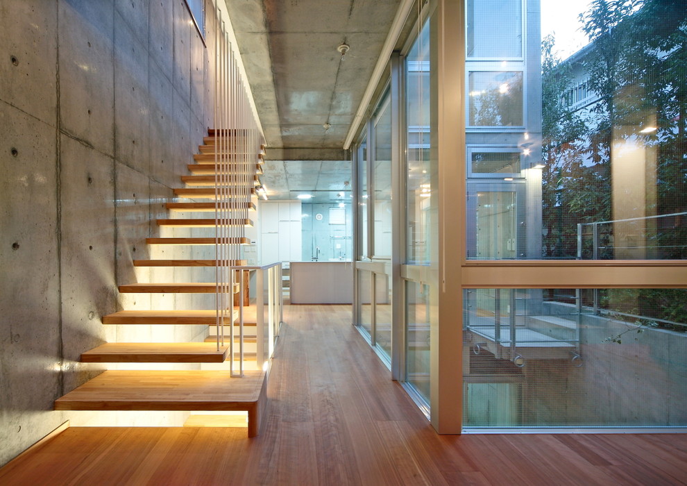 Foto de escalera recta urbana sin contrahuella con escalones de madera