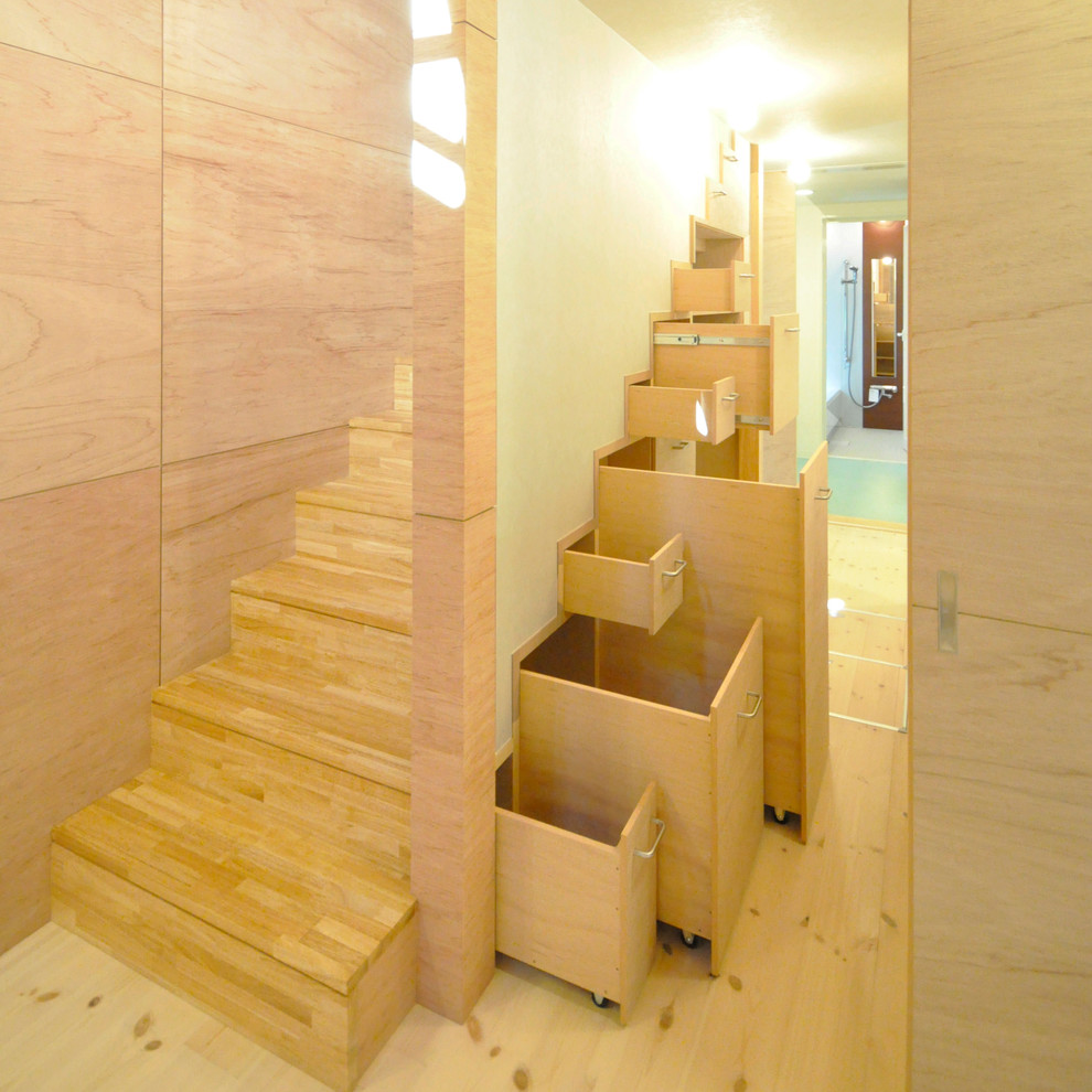 На фото: деревянная лестница в современном стиле с деревянными ступенями с