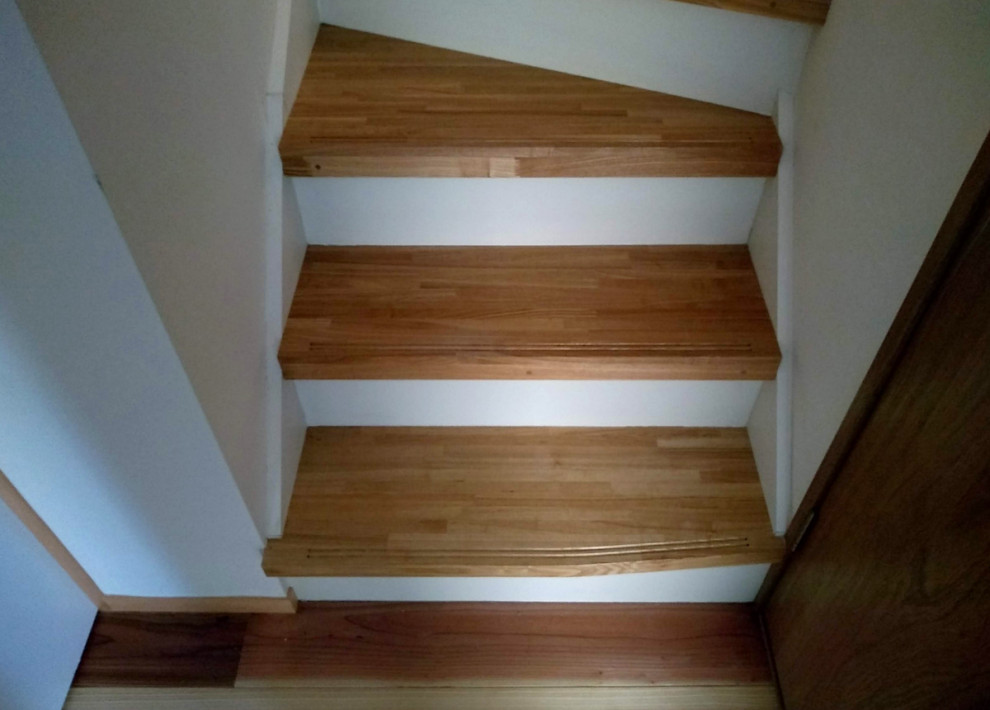 Imagen de escalera nórdica con escalones de madera y contrahuellas de madera