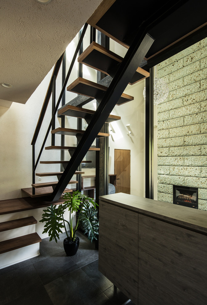Пример оригинального дизайна: большая прямая лестница в стиле модернизм с деревянными ступенями и перилами из смешанных материалов без подступенок