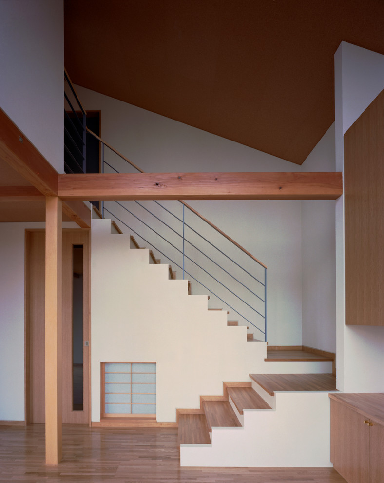 Idéer för att renovera en mellanstor orientalisk u-trappa i trä, med sättsteg i målat trä och räcke i flera material