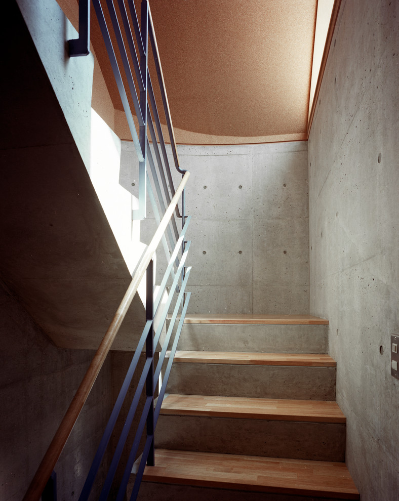 Inspiration för mellanstora moderna u-trappor i trä, med sättsteg i betong och räcke i flera material