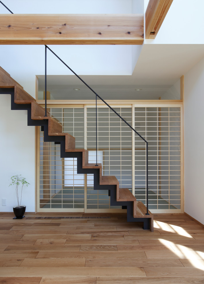 Imagen de escalera recta asiática con escalones de madera y contrahuellas de madera