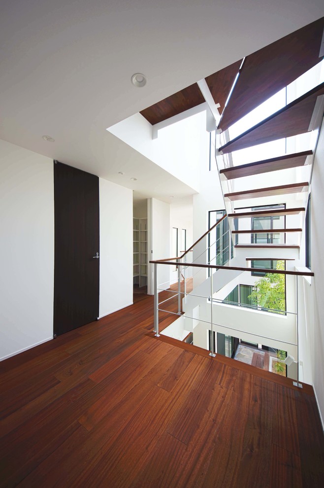 Idée de décoration pour un escalier sans contremarche courbe de taille moyenne avec des marches en bois.