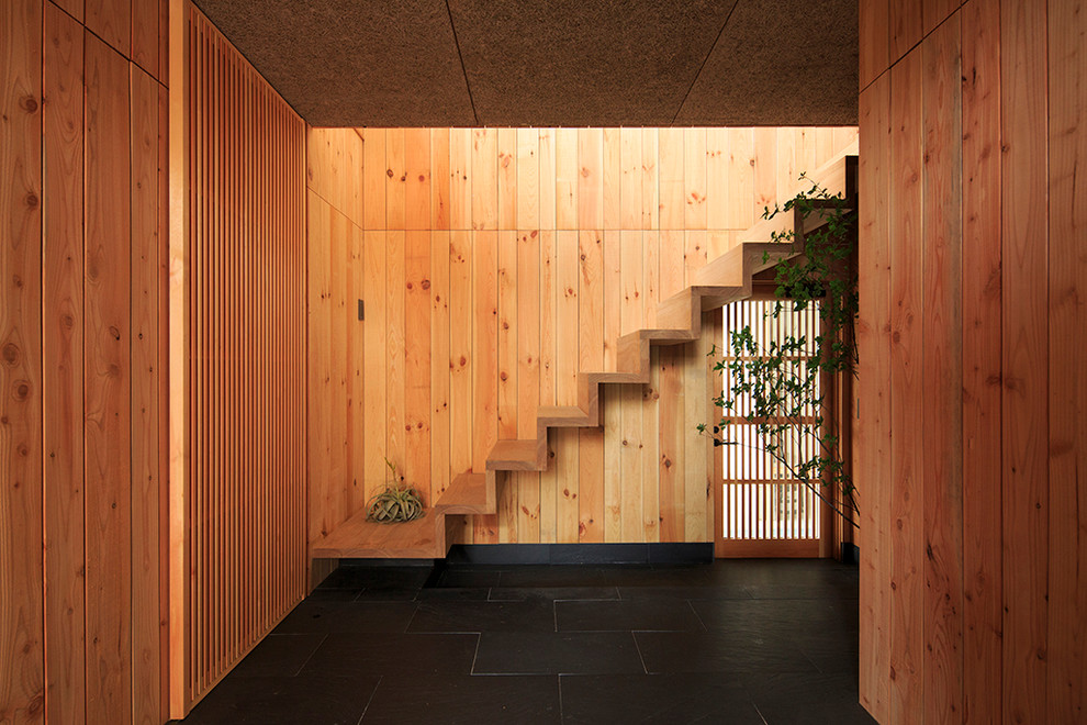 Imagen de escalera recta de estilo zen con escalones de madera y contrahuellas de madera