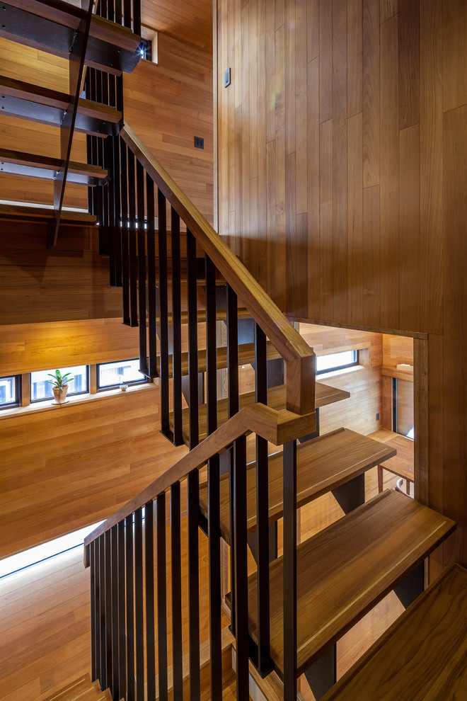 Ejemplo de escalera en U actual con escalones de madera
