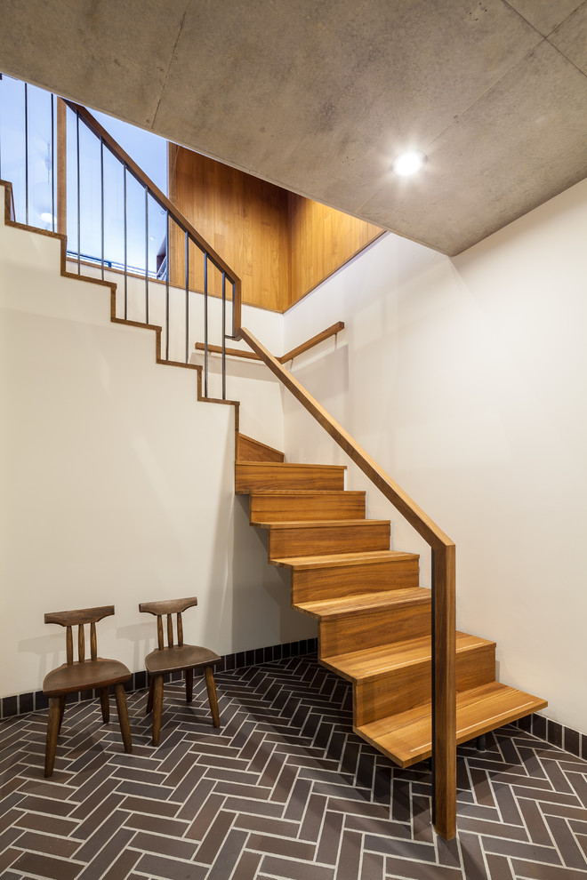 Imagen de escalera en L de estilo zen con escalones de madera y contrahuellas de madera