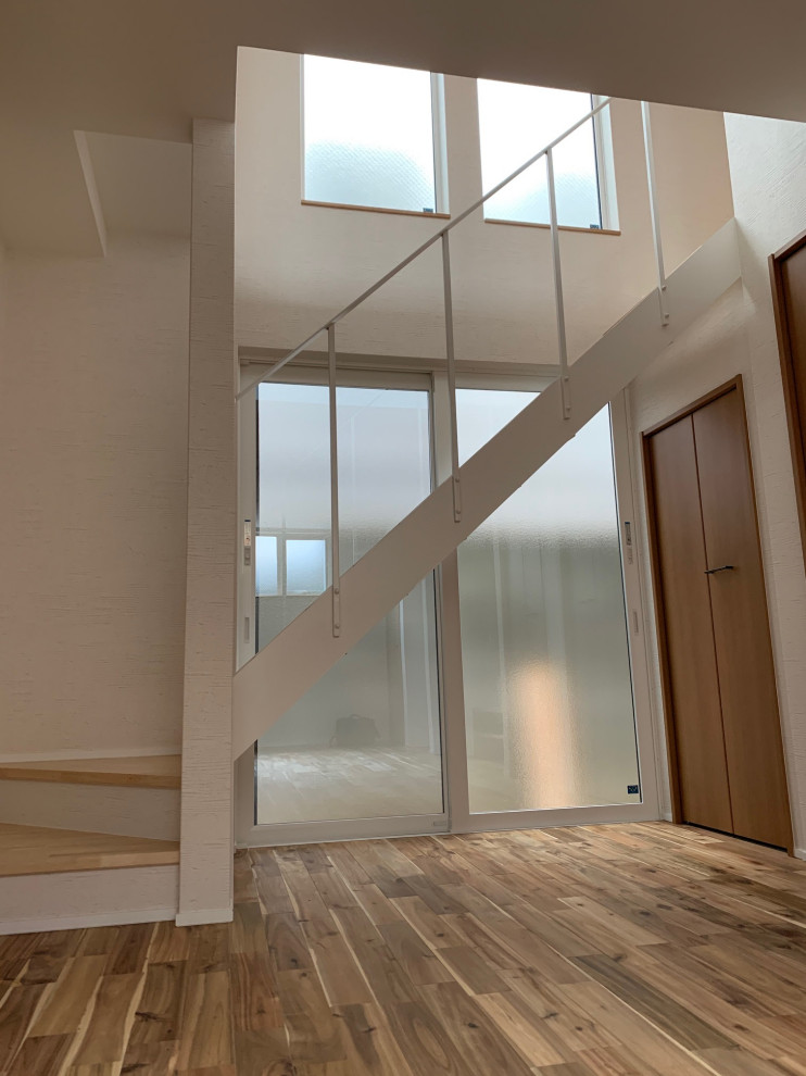 Пример оригинального дизайна: прямая лестница в стиле модернизм с металлическими перилами и обоями на стенах без подступенок
