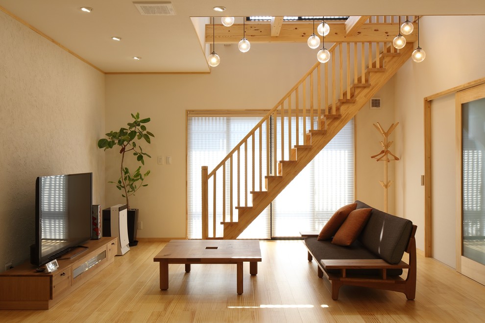 Réalisation d'un escalier droit minimaliste de taille moyenne avec des marches en bois, des contremarches en bois et un garde-corps en bois.