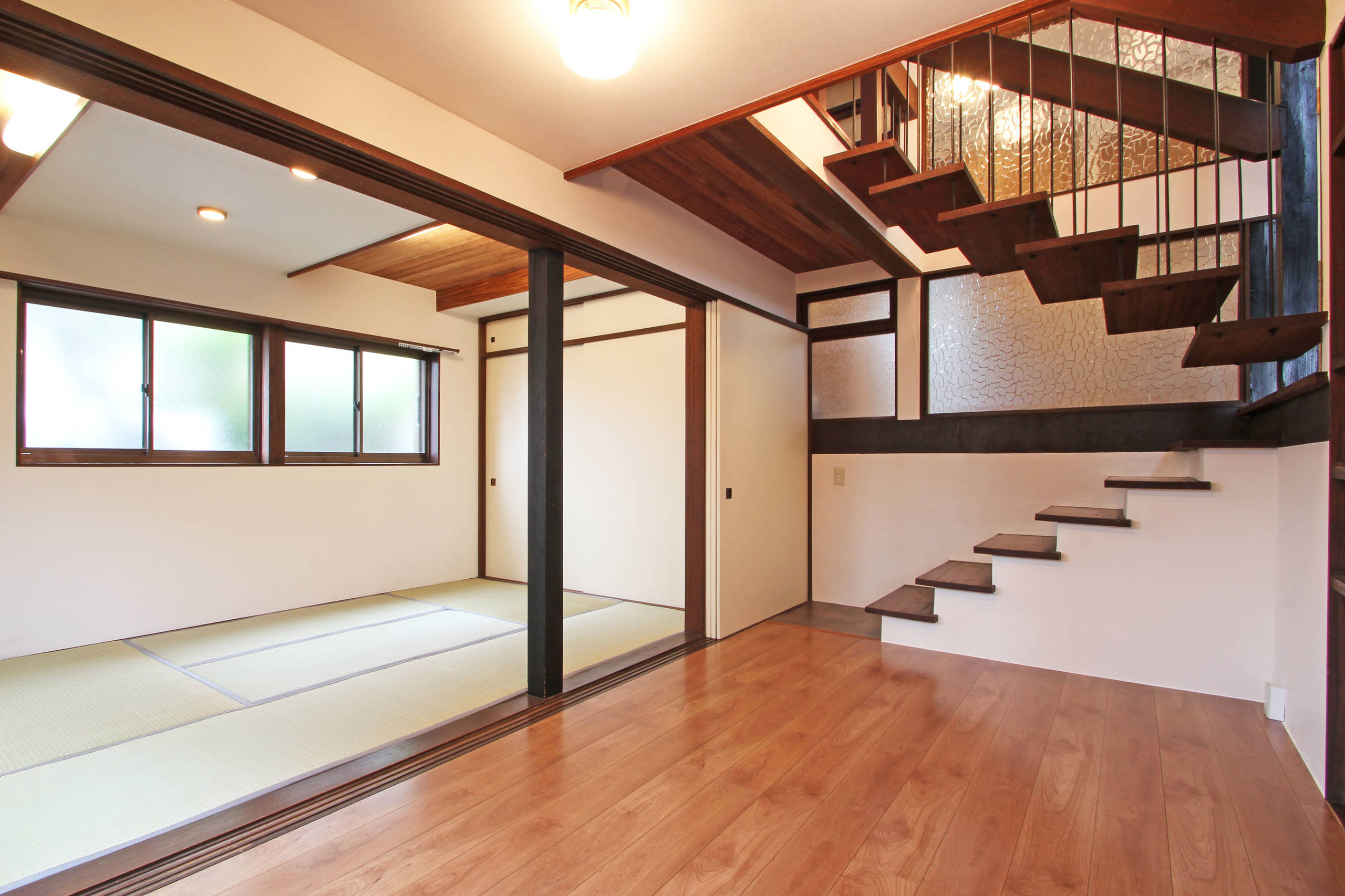 和風のおしゃれなオープン階段の画像 75選 - 2025年4月 | Houzz 和風のおしゃれなオープン階段の画像 75選 - 2025年4月 | Houzz