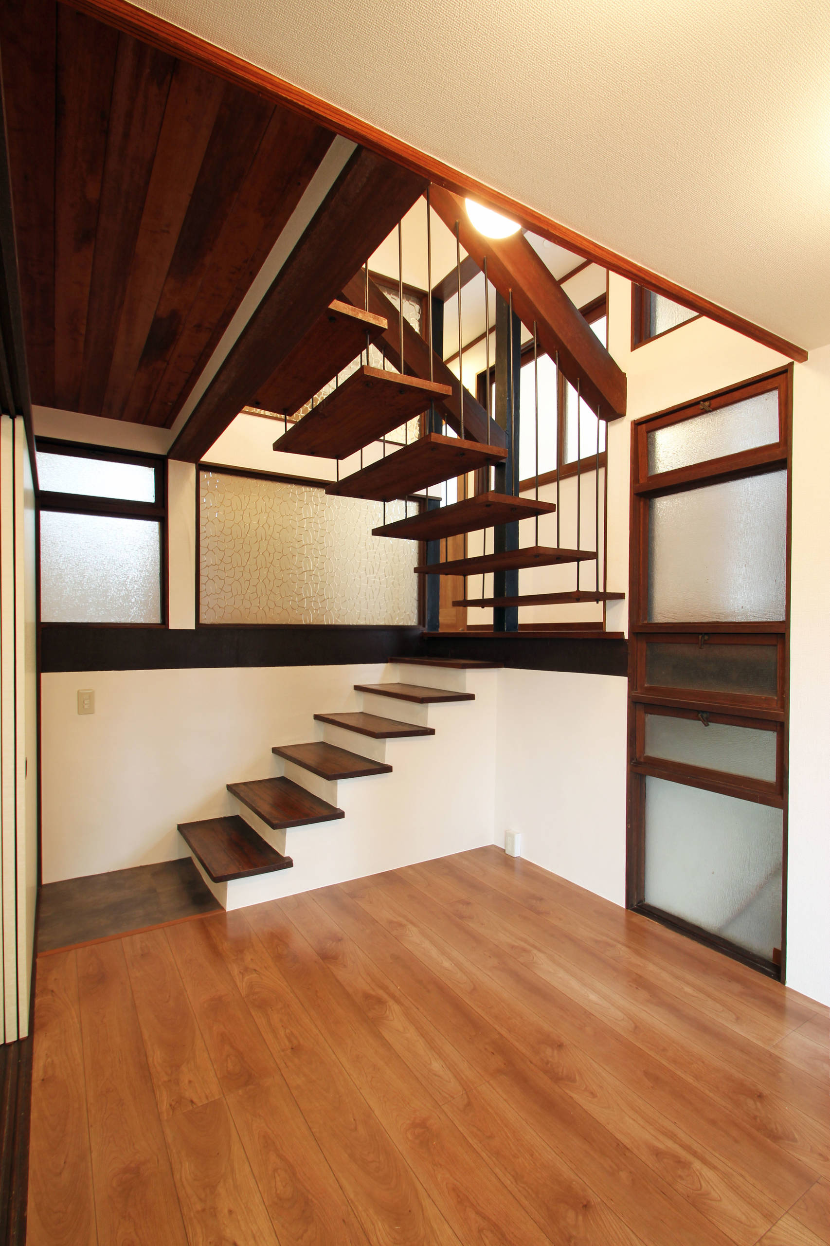 和風のおしゃれなオープン階段の画像 75選 - 2025年4月 | Houzz 和風のおしゃれなオープン階段の画像 75選 - 2025年4月 | Houzz