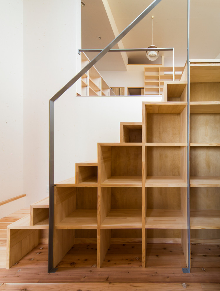 Modelo de escalera recta moderna con escalones de madera y contrahuellas de madera