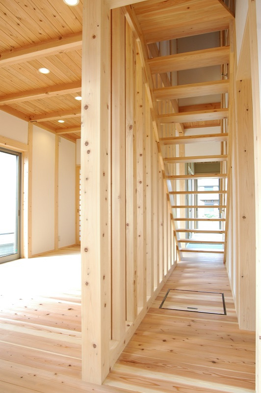Imagen de escalera recta asiática de tamaño medio con escalones de madera y barandilla de madera