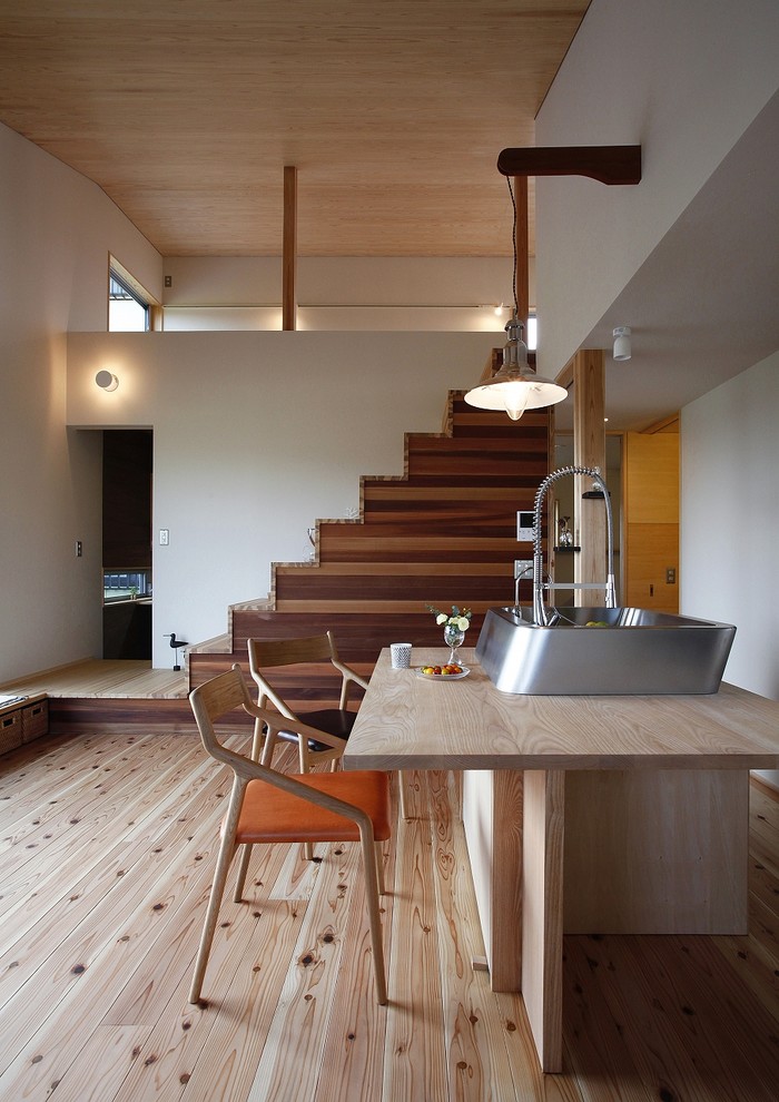 Cette photo montre un escalier droit scandinave avec des marches en bois.