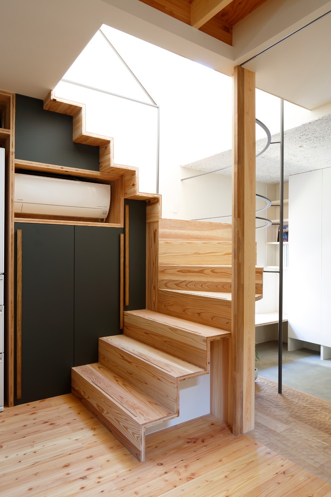 Exemple d'un escalier courbe industriel avec des marches en bois et des contremarches en bois.