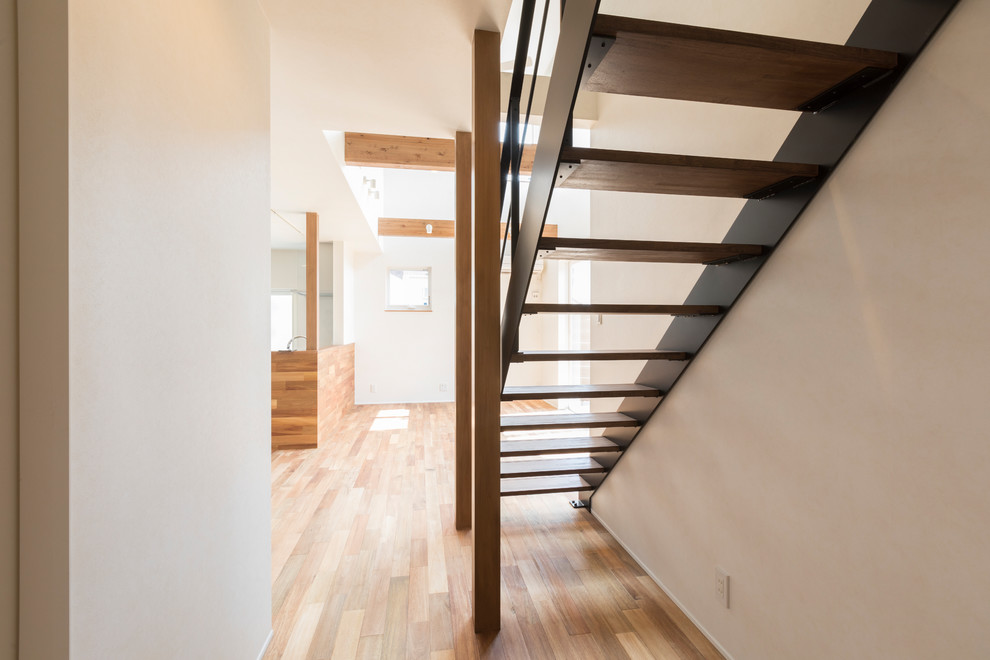 Стильный дизайн: прямая лестница в стиле модернизм с деревянными ступенями, металлическими перилами и обоями на стенах без подступенок - последний тренд