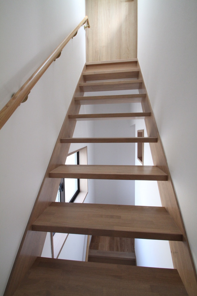 Пример оригинального дизайна: маленькая прямая деревянная лестница в скандинавском стиле с деревянными ступенями, деревянными перилами и обоями на стенах для на участке и в саду