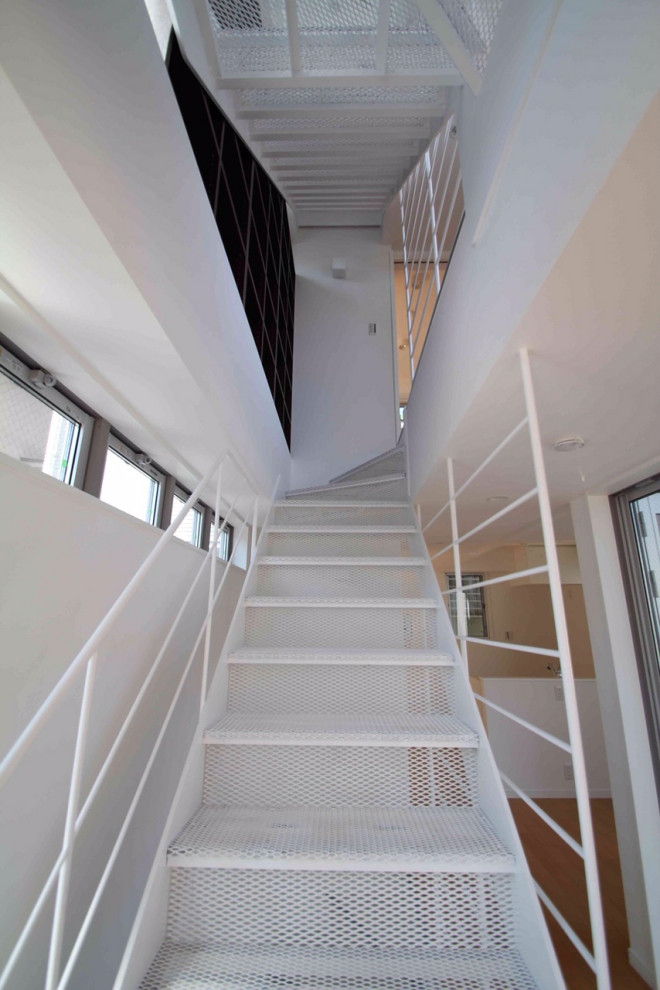 Inspiration pour un escalier droit minimaliste de taille moyenne avec des marches en métal, des contremarches en métal, un garde-corps en métal et du papier peint.