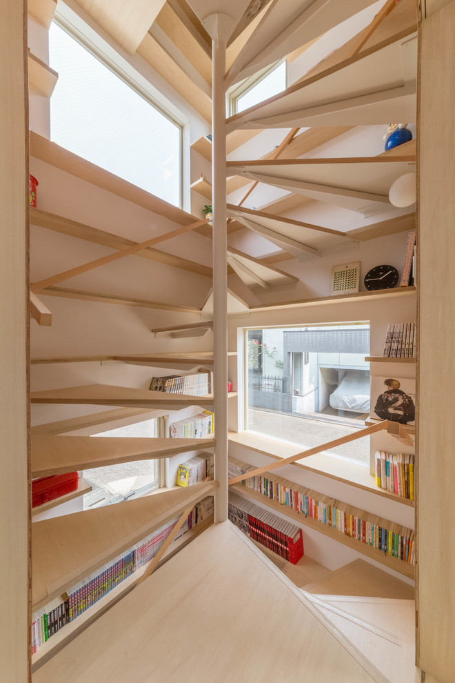 Moderne Treppe mit offenen Setzstufen in Tokio