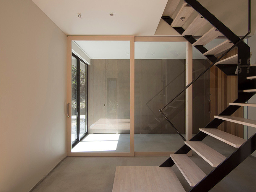 Imagen de escalera en U moderna de tamaño medio sin contrahuella con escalones de madera