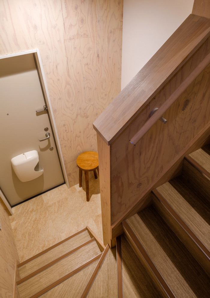 На фото: прямая деревянная лестница среднего размера в скандинавском стиле с деревянными ступенями, деревянными перилами и деревянными стенами с