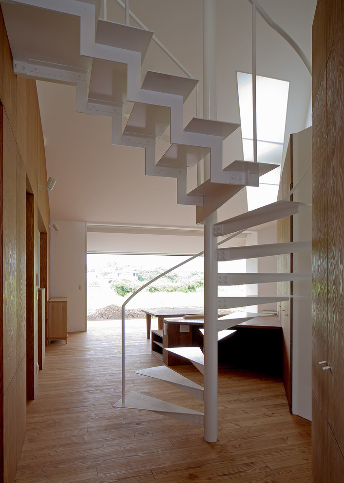 Idée de décoration pour un petit escalier hélicoïdal minimaliste avec des marches en métal et un garde-corps en métal.