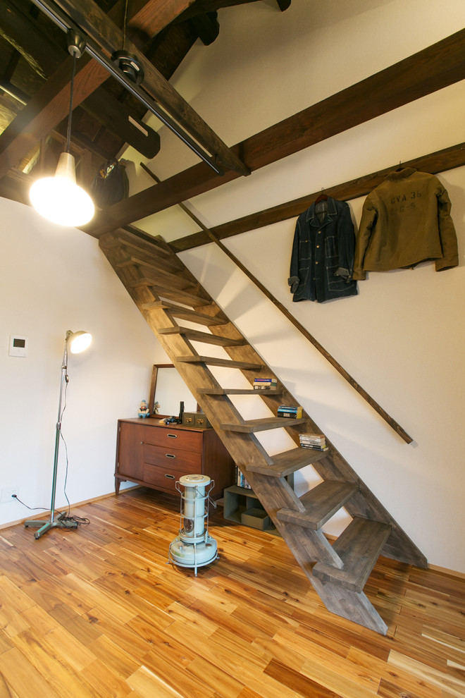 Idées déco pour un escalier sans contremarche droit asiatique avec des marches en bois, un garde-corps en bois et éclairage.