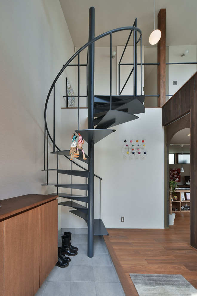 Свежая идея для дизайна: винтовая лестница в стиле лофт без подступенок - отличное фото интерьера