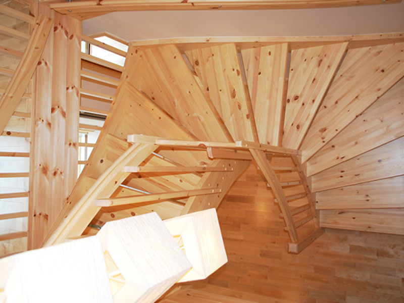 Schwebende, Mittelgroße Skandinavische Treppe mit Holz-Setzstufen in Nagoya