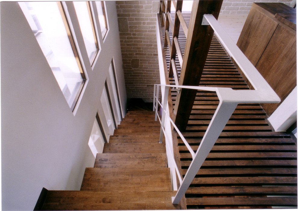 他の地域にある北欧スタイルのおしゃれな階段の写真