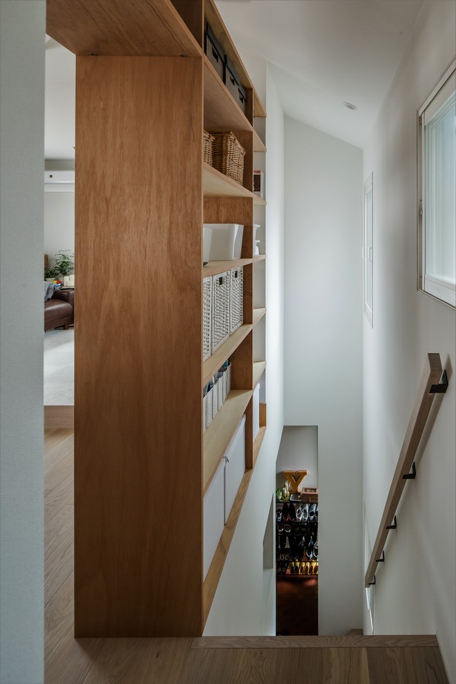他の地域にある低価格の小さなシャビーシック調のおしゃれな直階段 (木の蹴込み板、木材の手すり) の写真