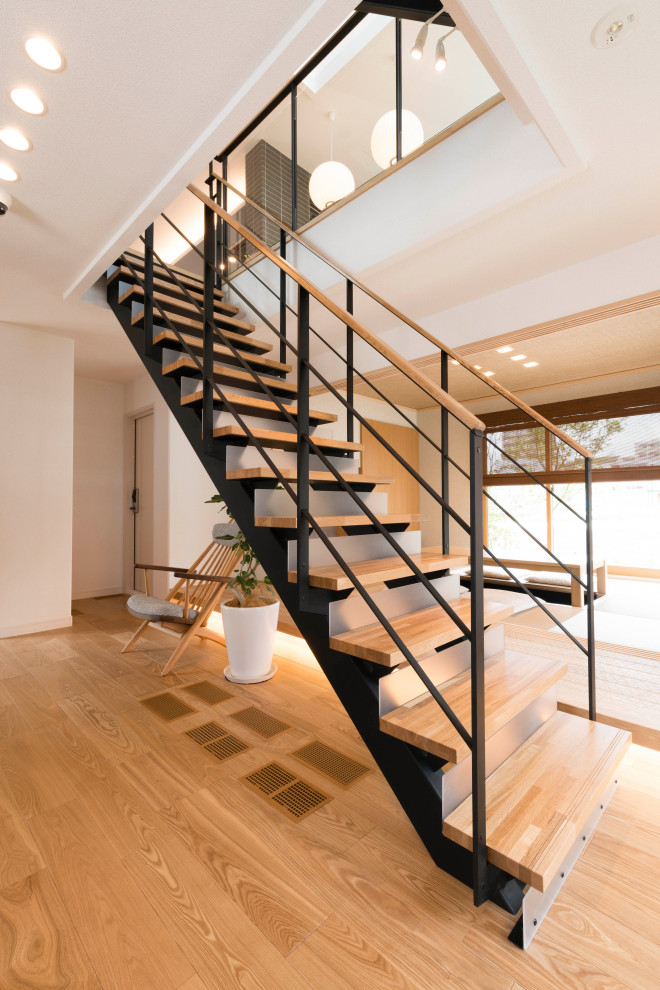 Idéer för en mellanstor modern rak trappa i trä, med sättsteg i glas och räcke i metall