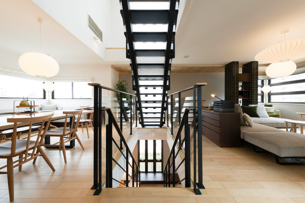 Aménagement d'un escalier droit moderne de taille moyenne avec des marches en bois, des contremarches en verre et un garde-corps en métal.