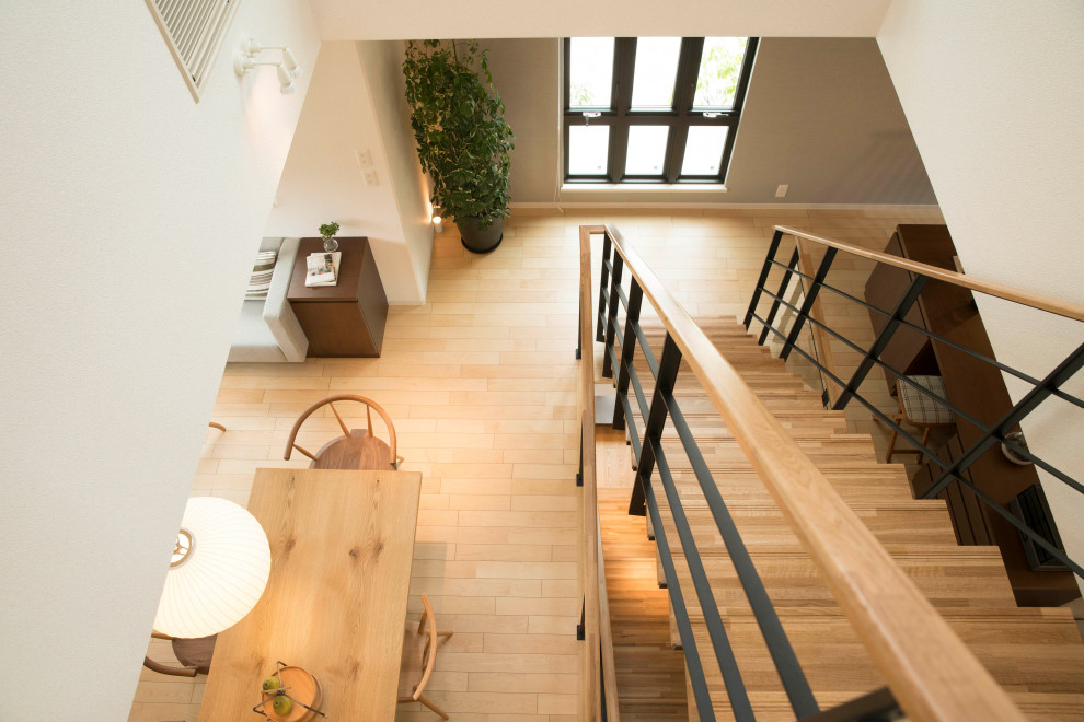 Стильный дизайн: прямая лестница среднего размера в стиле модернизм с деревянными ступенями, стеклянными подступенками и металлическими перилами - последний тренд